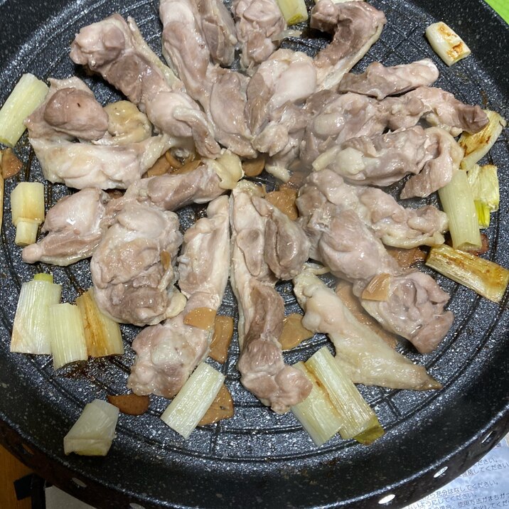 サムギョプサル鍋で《鶏モモとネギの焼き鳥もどき》